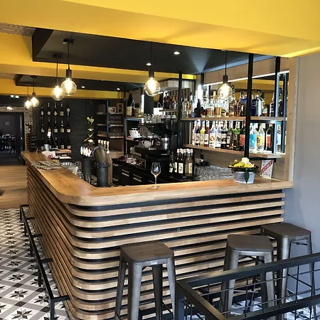 Logis Le Chêne Hotel 2*