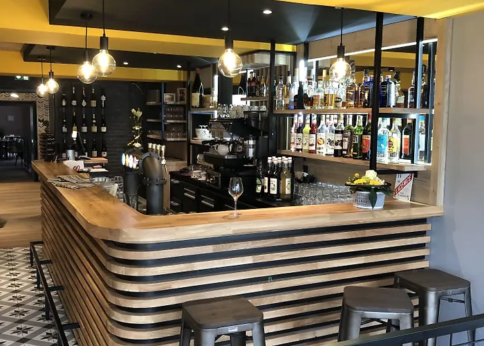 Logis Le Chêne Hotel 2*